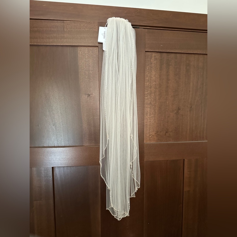David’s Bridal- NWT Elegant Blush Veil with Delicate Trim